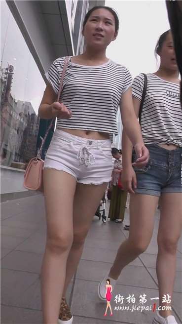 热裤美女跟闺蜜逛街，白皙大腿迷人 [445 MB]