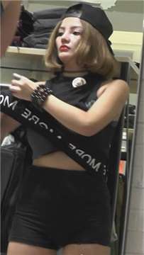 三角区饱满小腹微隆起的另类女孩服装店试衣服。[473 MB]