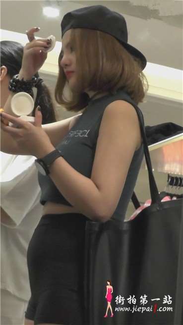 三角区饱满小腹微隆起的另类女孩服装店试衣服。[473 MB]