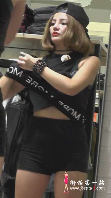 三角区饱满小腹微隆起的另类女孩服装店试衣服。[473 MB]