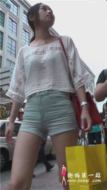 街拍苹果臀高腰热裤美女，三角区迷人紧绷。[331 MB]