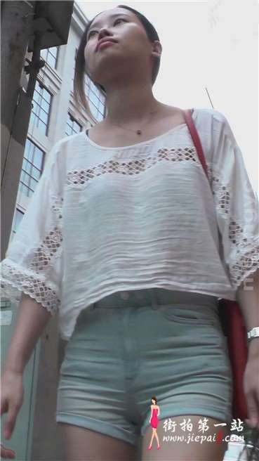 街拍苹果臀高腰热裤美女，三角区迷人紧绷。[331 MB]