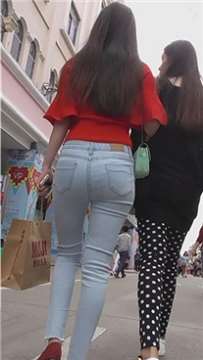细腰圆臀紧身牛仔裤妹子，跟闺蜜挽着手走路扭啊扭。[262 MB]