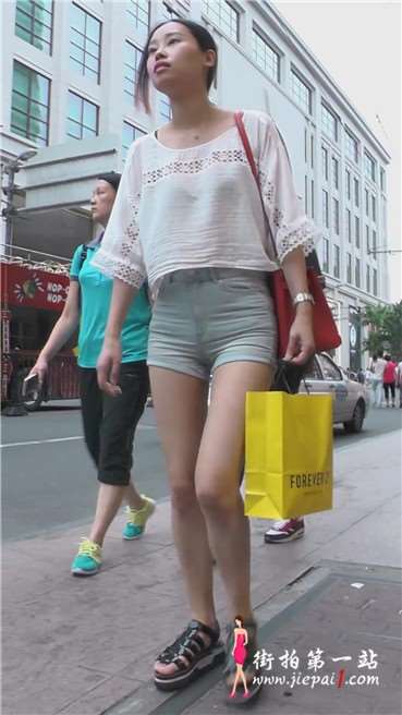 街拍苹果臀高腰热裤美女，三角区迷人紧绷。[331 MB]
