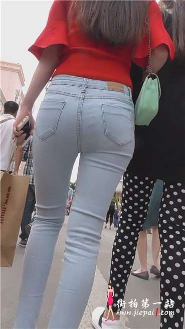 细腰圆臀紧身牛仔裤妹子，跟闺蜜挽着手走路扭啊扭。[262 MB]