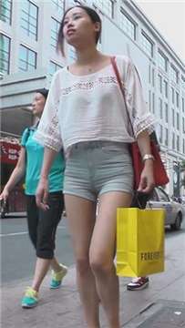 街拍苹果臀高腰热裤美女，三角区迷人紧绷。[331 MB]