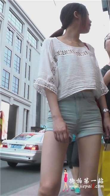 街拍苹果臀高腰热裤美女，三角区迷人紧绷。[331 MB]