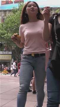 尖嘴细高跟圆臀紧身牛仔裤美女，粉色T恤很漂亮。[465 MB]