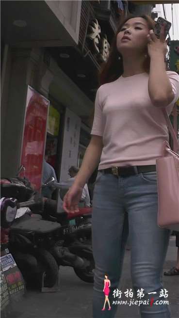 尖嘴细高跟圆臀紧身牛仔裤美女，粉色T恤很漂亮。[465 MB]