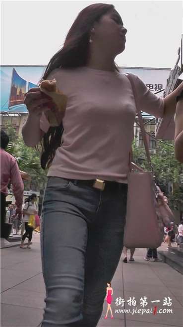 尖嘴细高跟圆臀紧身牛仔裤美女，粉色T恤很漂亮。[465 MB]