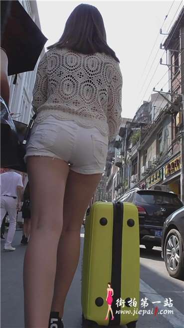 翘臀白色短热裤美眉，拉着行李箱去旅行。[178 MB]