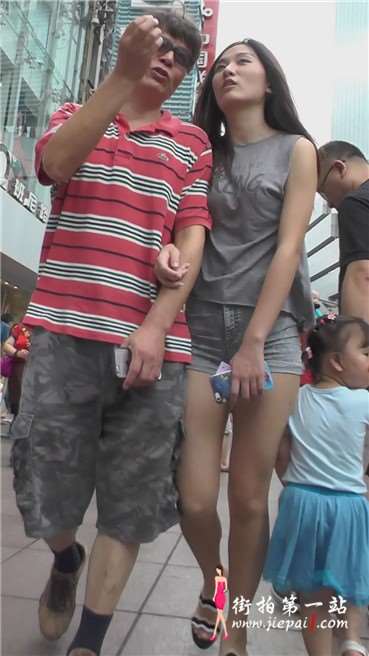 身材火爆三角区饱满的热裤美眉，跟这男人什么关系？[558 MB]