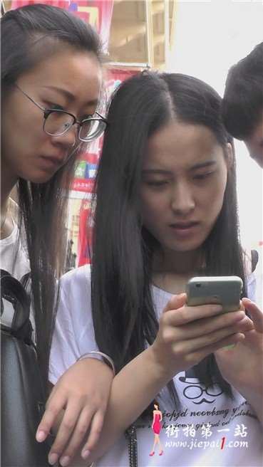 紧绷宽臀甜美MM，手机里面什么内容这么吃惊 [444 MB]