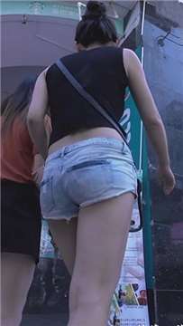 超短热裤圆臀美女，配上墨镜很酷！[397 MB]