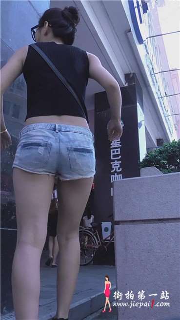 超短热裤圆臀美女，配上墨镜很酷！[397 MB]