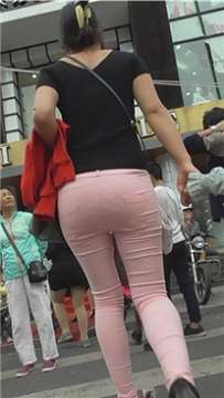 粉色圆臀紧身裤少妇，很有味道的女人！~ [809 MB]