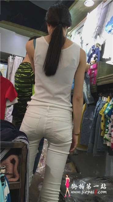 长腿紧身眼镜妹卖衣服，PP看着真带劲！ [2.03 GB]
