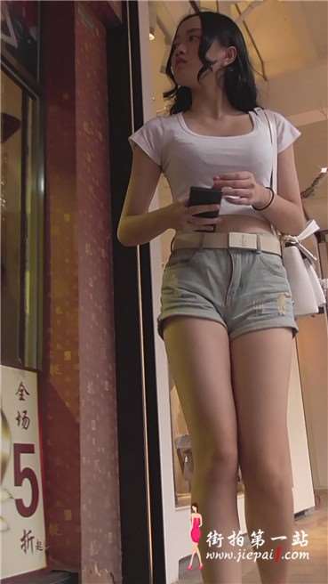 苗条身材小美女，小鸟依人胸不输于人！ [1.35 GB]
