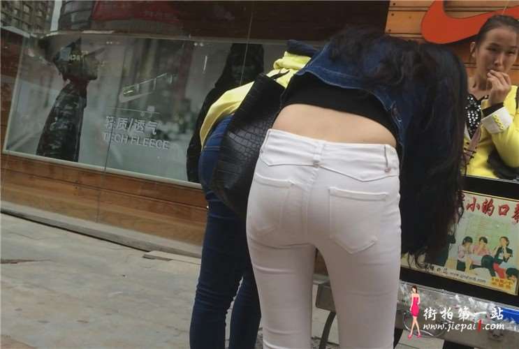 超紧绷微露小肚腩妹妹跟闺蜜 [2.73 GB]