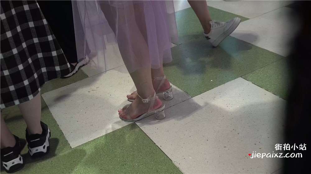 街拍粉嫩美足，仙女气质