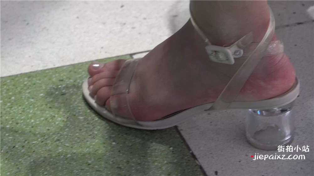 街拍粉嫩美足，仙女气质