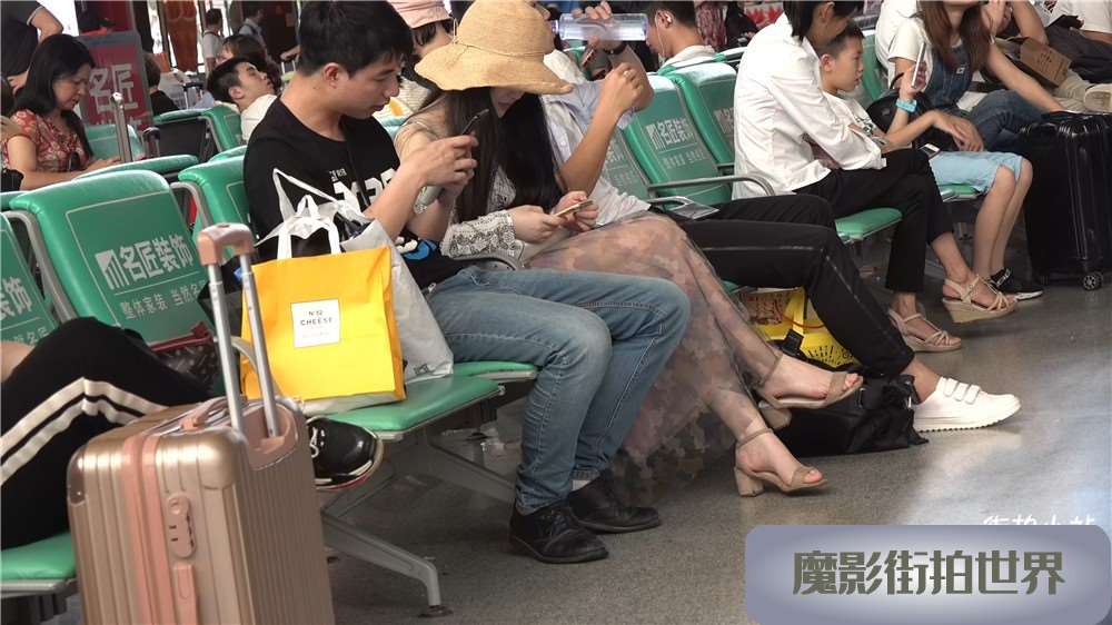 候车室内的美足总是令人应接不暇
