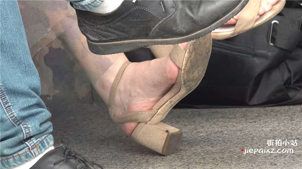 候车室内的美足总是令人应接不暇
