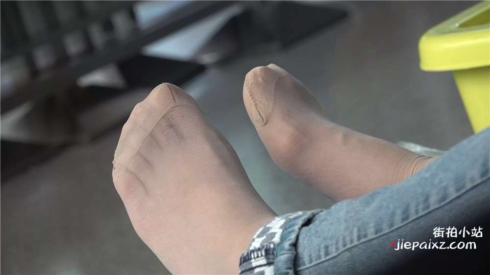 紧身牛仔，街拍丝袜美足