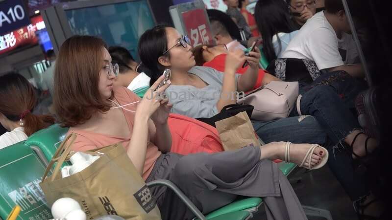 街拍粉衣美足眼镜美女
