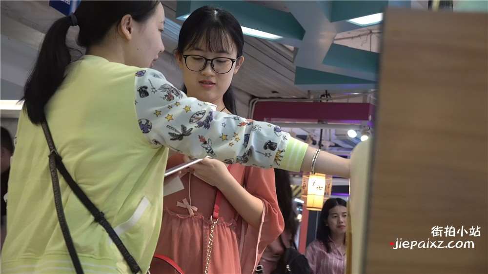 粉色长裙美脚丫凉高跟MM第二部