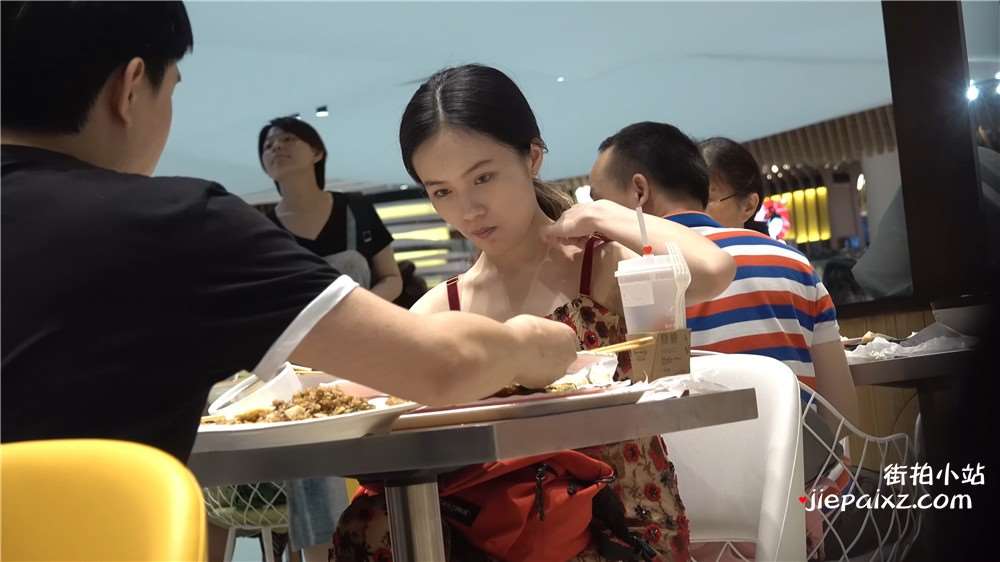用餐，花色吊带连衣裙
