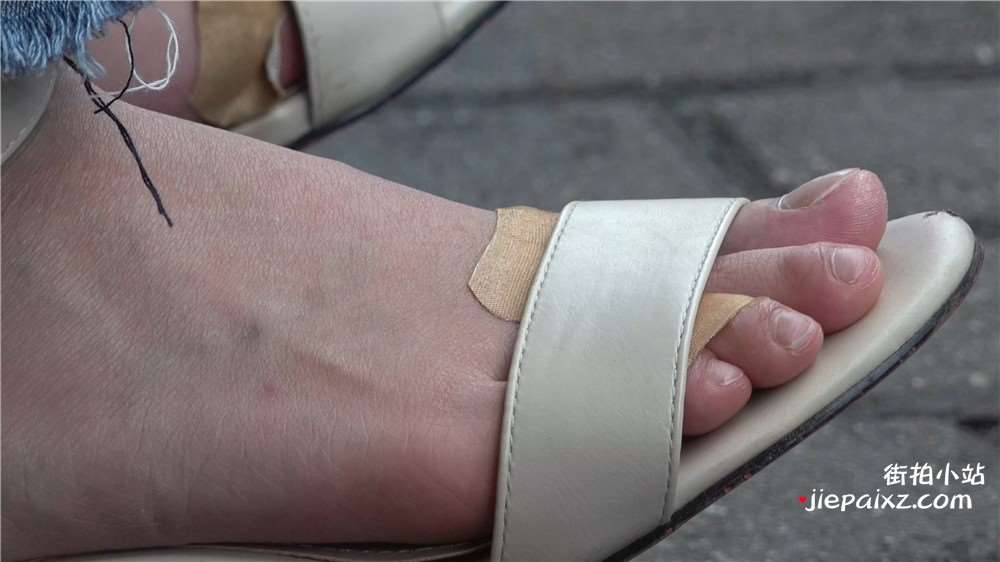 街拍紧身牛仔美眉的凉高跟美足令人垂涎