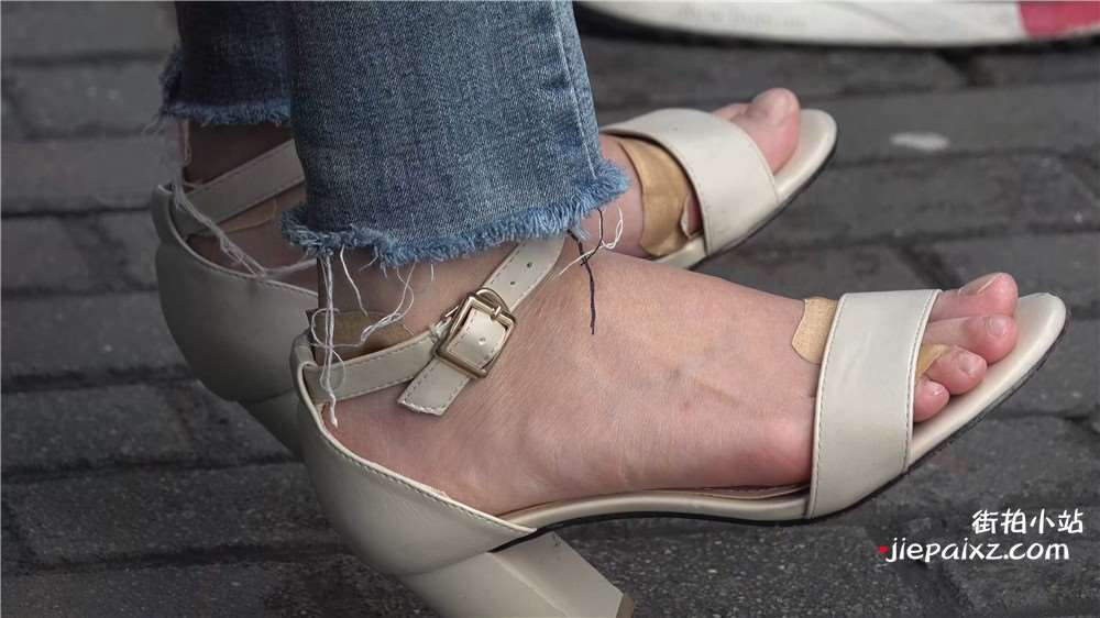 街拍紧身牛仔美眉的凉高跟美足令人垂涎