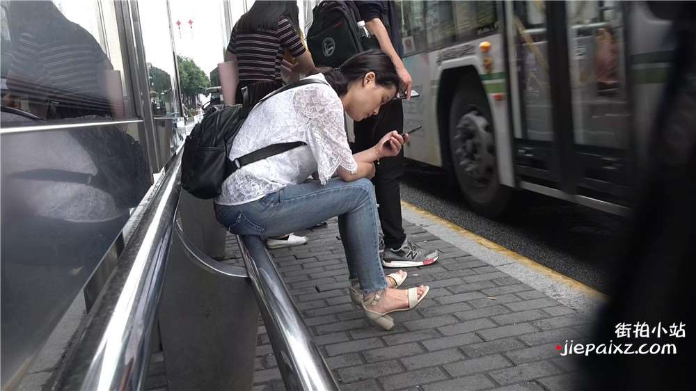 街拍紧身牛仔美眉的凉高跟美足令人垂涎