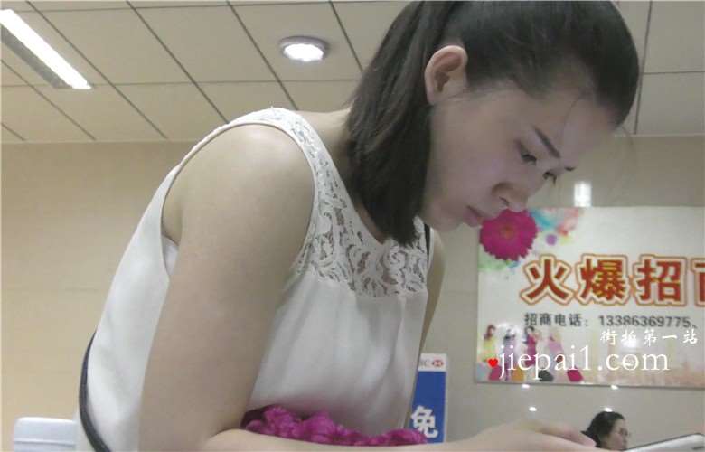 4k-坡高跟凉鞋少妇低头玩手机