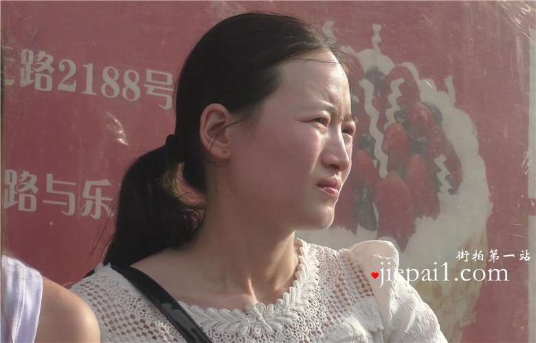 4k-公交站偶遇白皙美腿少妇，岁月把那双玉足打磨得满是...