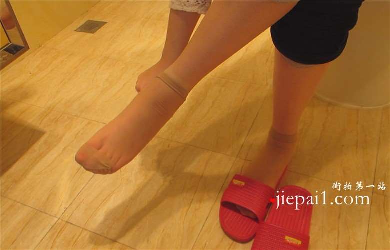 美女浴室秀美足系列，肉丝换完到黑丝。