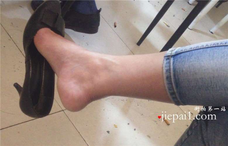 紧身牛仔裤少妇的玉指就这么叼着高跟晃，受不了。