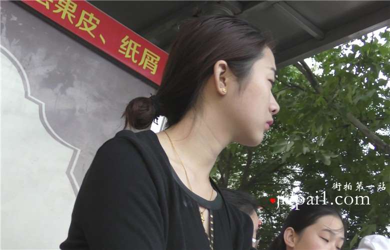4k-粉色坡高跟玉足美眉，焦急的等公交。