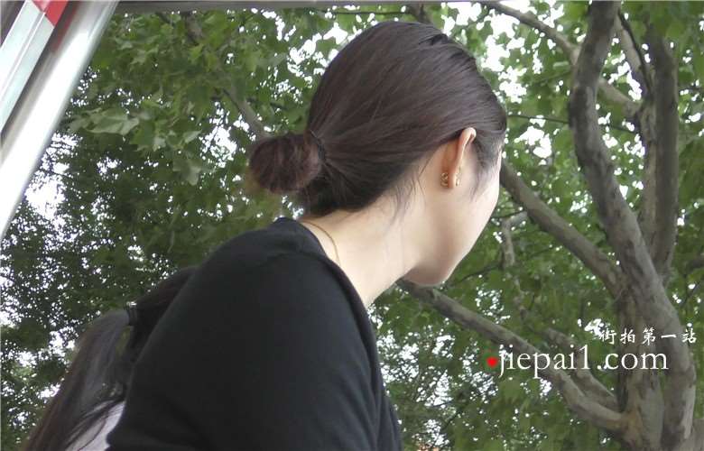 4k-粉色坡高跟玉足美眉，焦急的等公交。