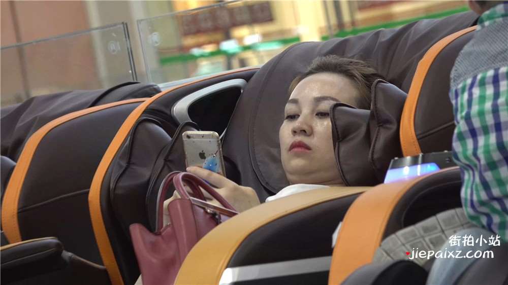 高跟，美足，成熟美女在享受按摩椅