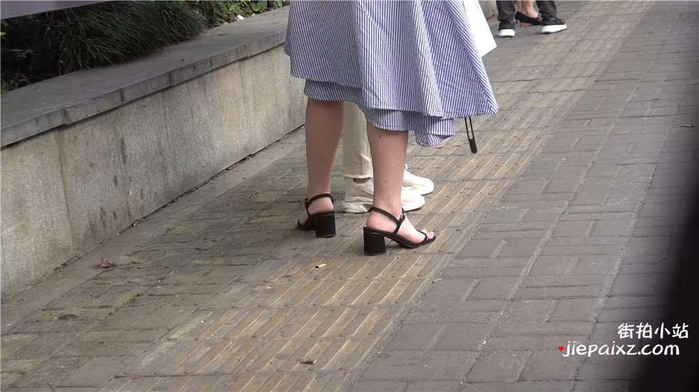 凉高跟，街拍玉足MM在等公交车