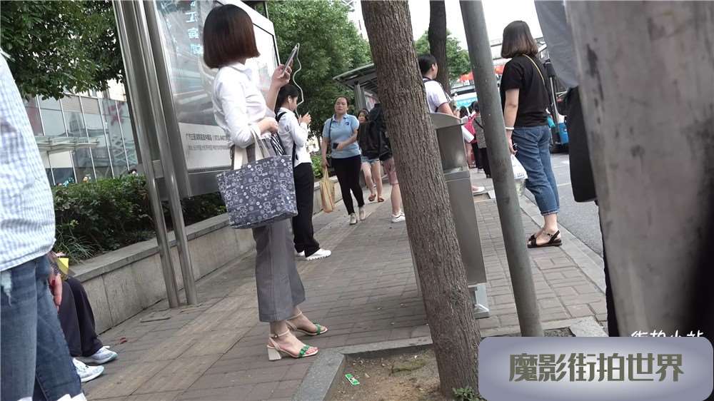 等公交的鲜嫩玉足，凉高跟MM