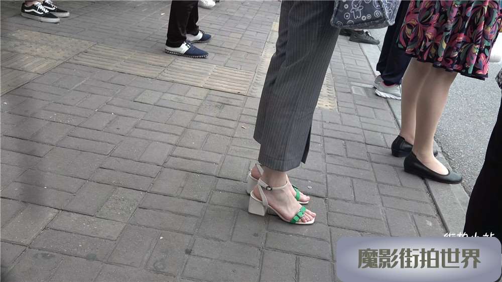 等公交的鲜嫩玉足，凉高跟MM