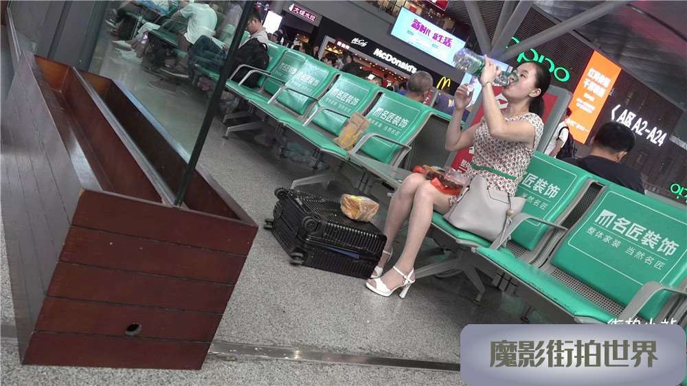4K - 肉丝袜白高跟成熟美女 [3.60 GB/avi]