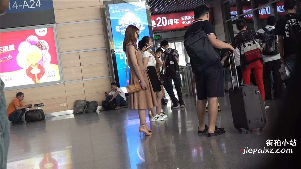 4K - 特写米色高跟连衣裙美女气质非凡 [3.20 GB/avi]