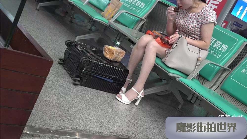 4K - 肉丝袜白高跟成熟美女 [3.60 GB/avi]