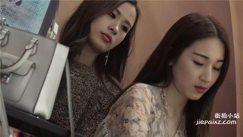 4K - 连衣裙凉高美足网红妹纸跟闺蜜自拍 [866 MB/avi]