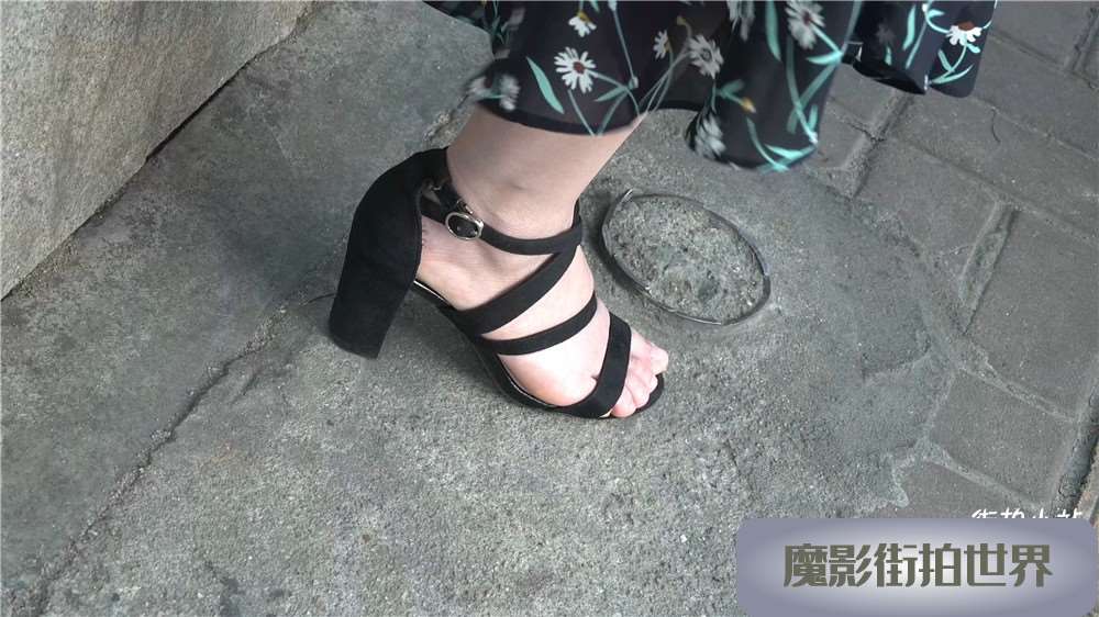 4K - 凉高，美足，长裙街拍美女 [1.06 GB/avi]