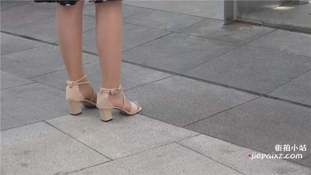 4K - 街拍美足凉高长裙丝袜美女 [1.00 GB/avi]